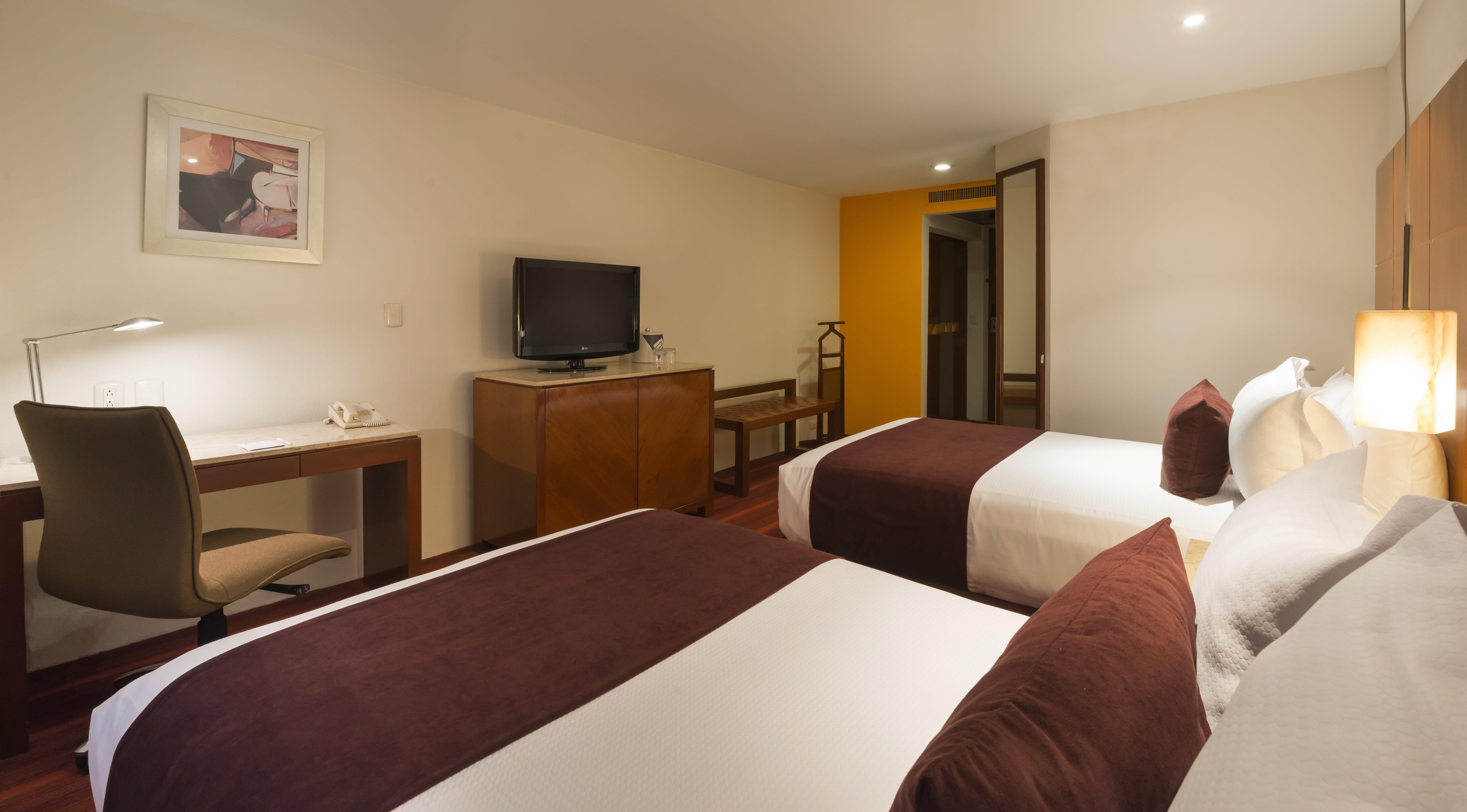 Camino Real Aeropuerto Hotel Kota Meksiko Bagian luar foto A room at the hotel