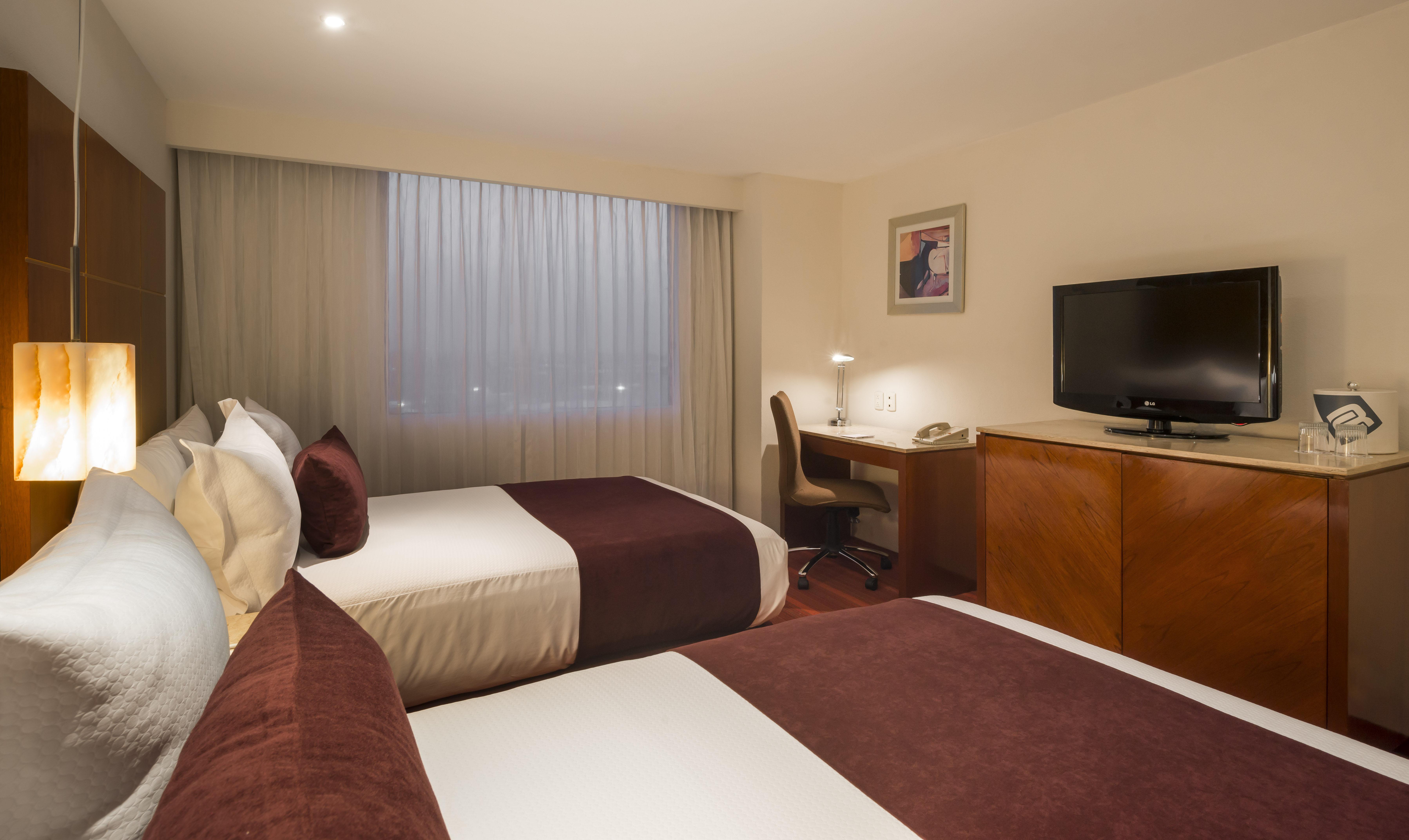Camino Real Aeropuerto Hotel Kota Meksiko Bagian luar foto A room at the hotel