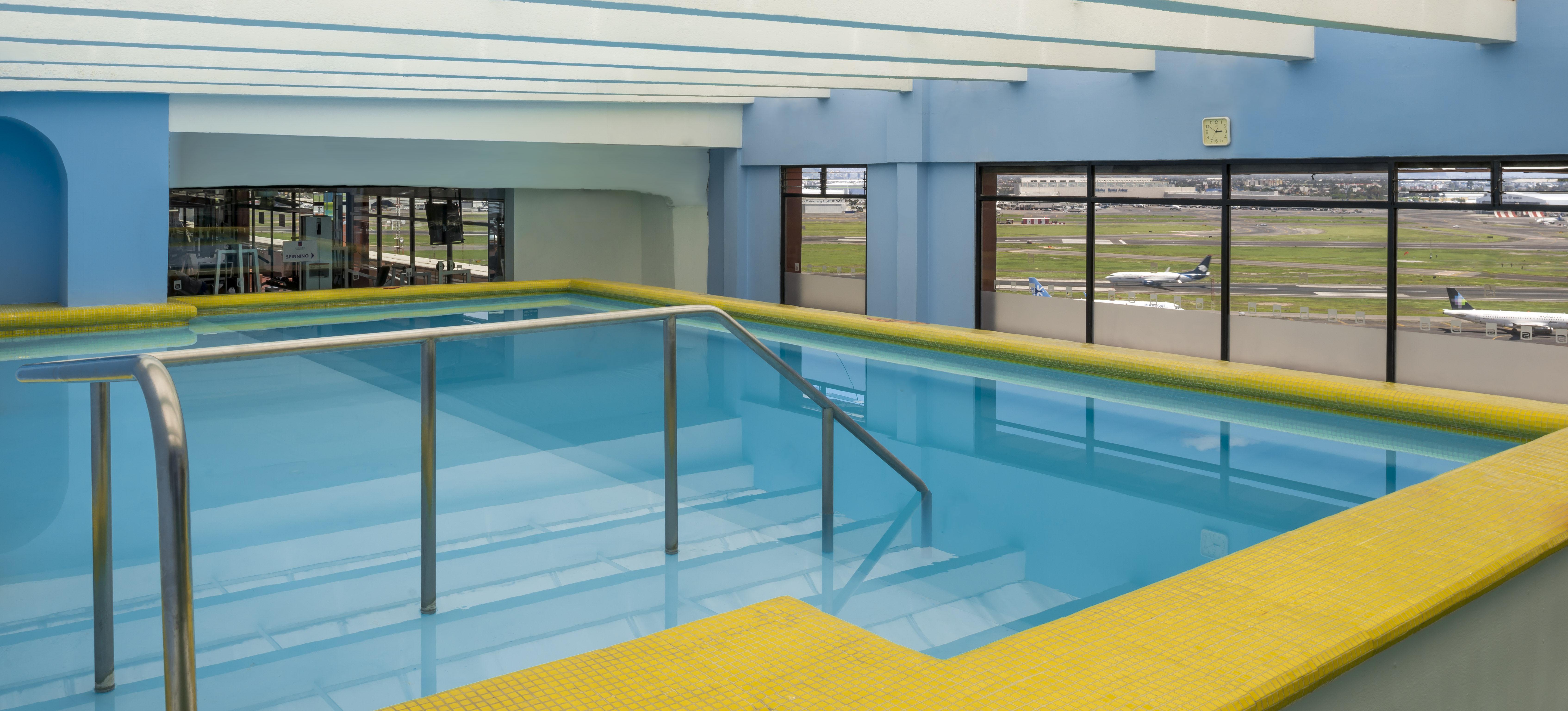 Camino Real Aeropuerto Hotel Kota Meksiko Bagian luar foto The swimming pool at the airport