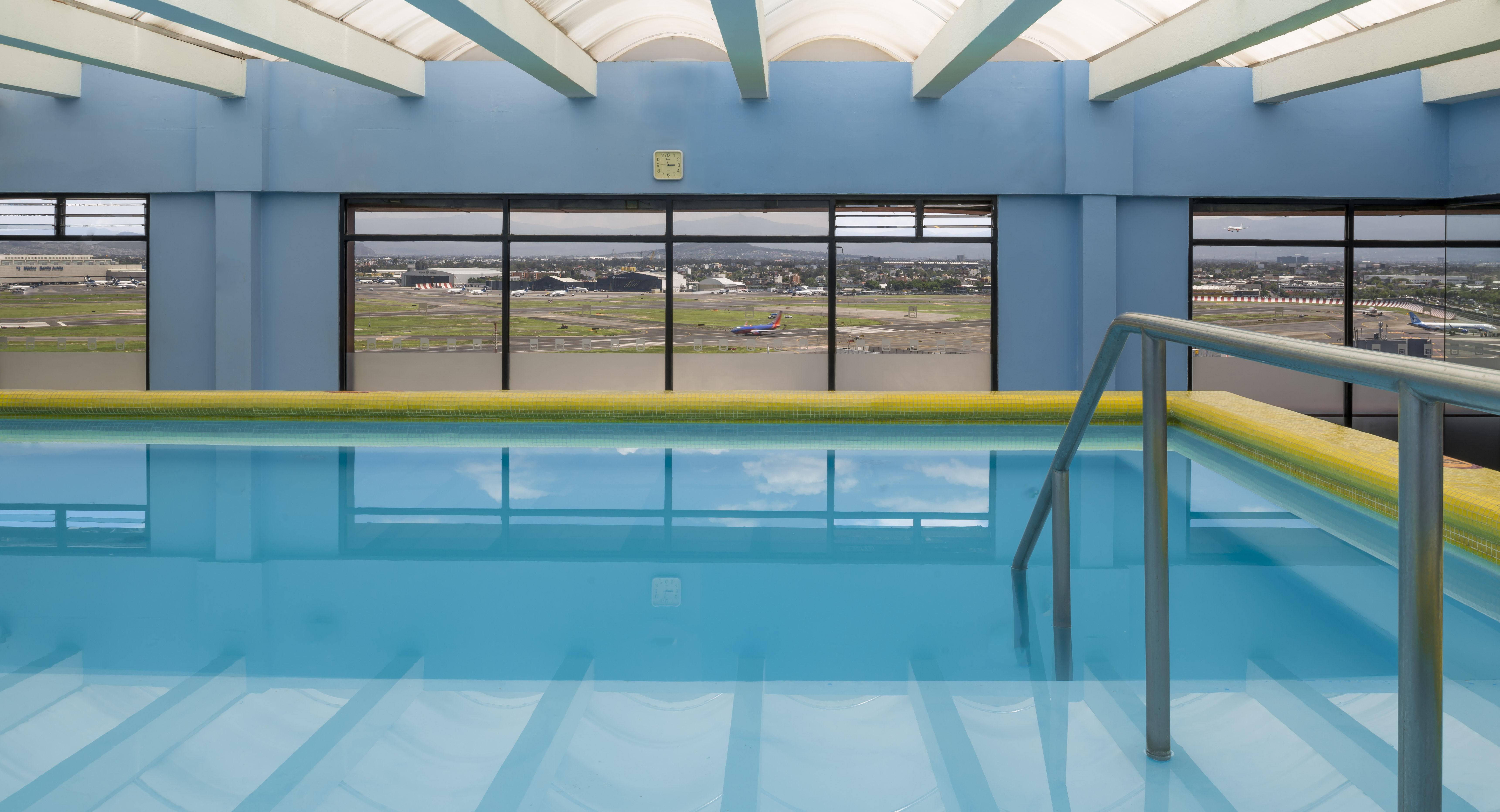 Camino Real Aeropuerto Hotel Kota Meksiko Bagian luar foto The swimming pool at the airport