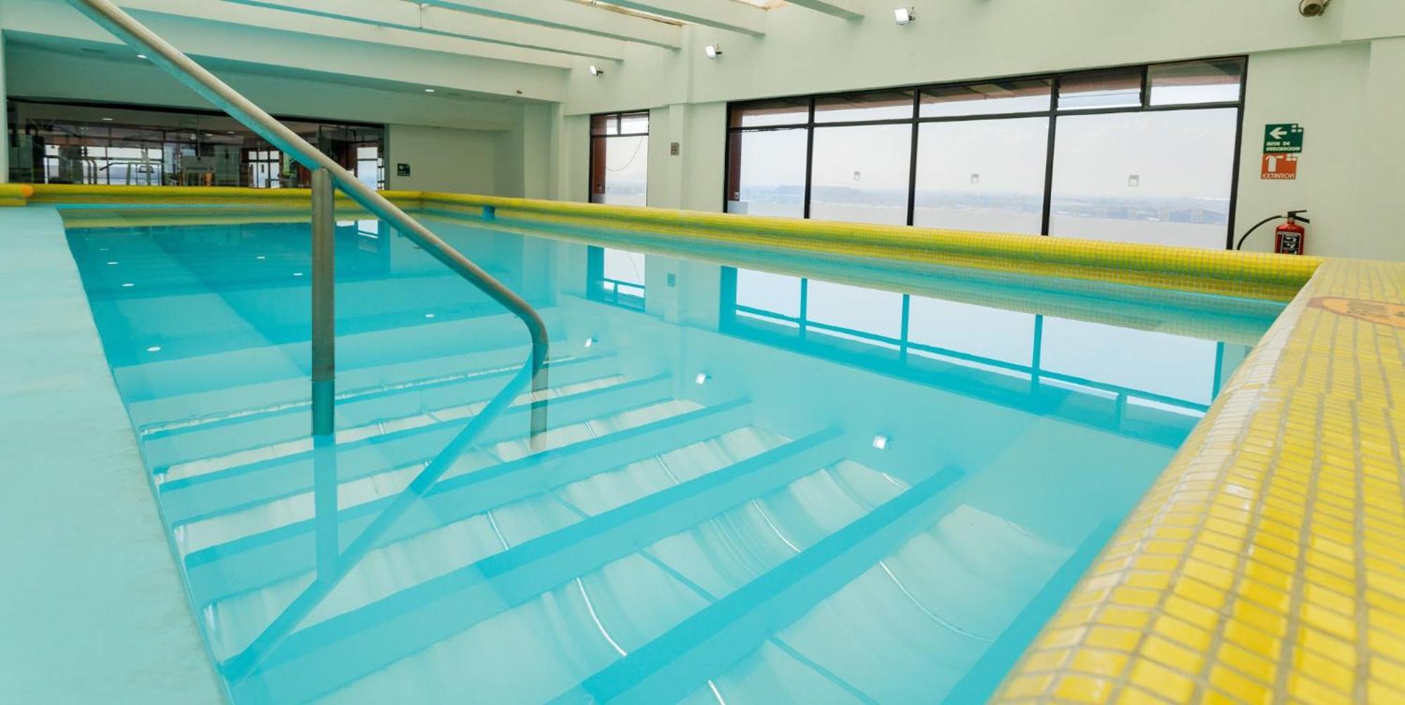 Camino Real Aeropuerto Hotel Kota Meksiko Bagian luar foto The swimming pool at the hotel