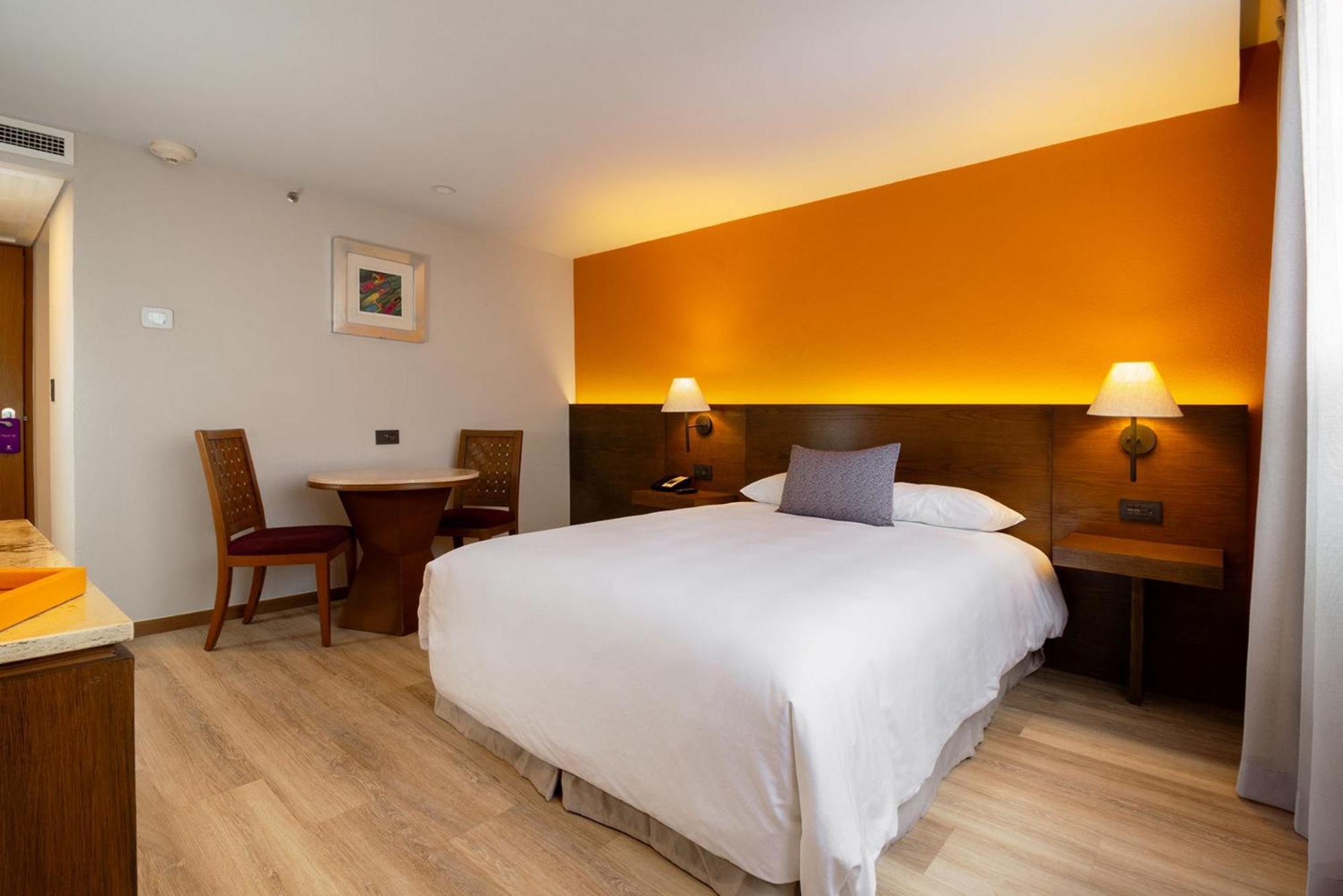Camino Real Aeropuerto Hotel Kota Meksiko Bagian luar foto A room at the hotel