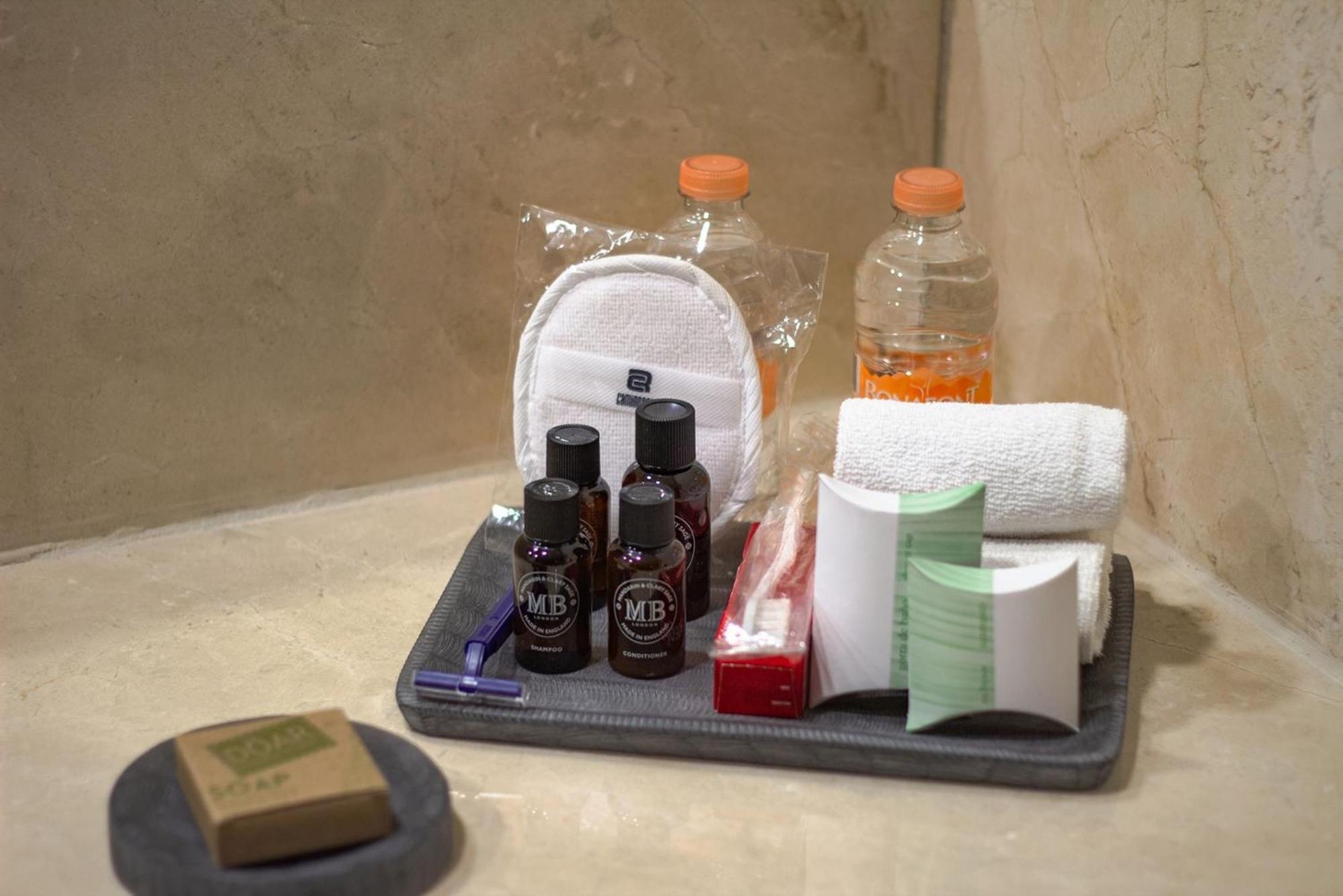 Camino Real Aeropuerto Hotel Kota Meksiko Bagian luar foto A tray of toiletries