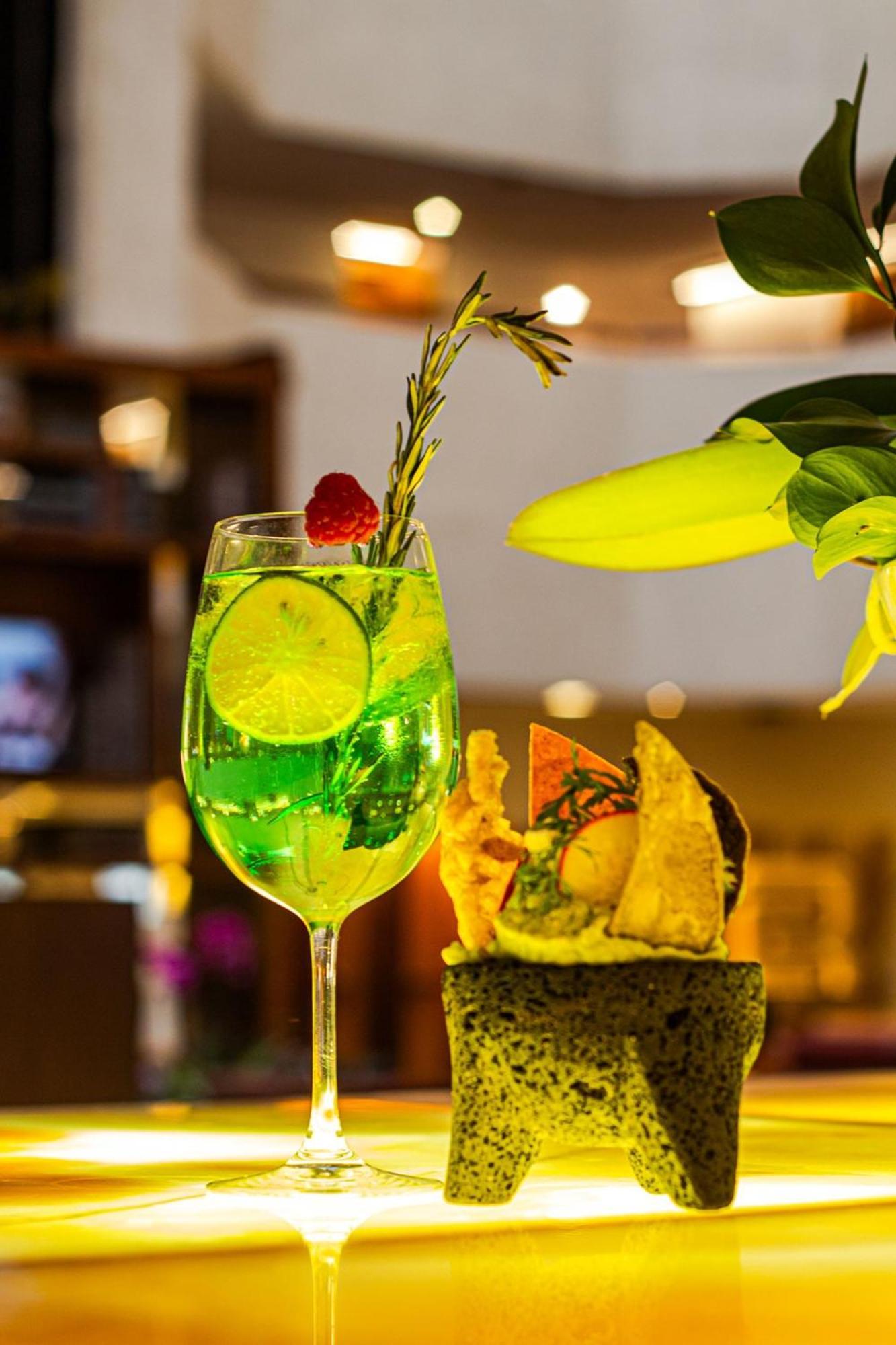 Camino Real Aeropuerto Hotel Kota Meksiko Bagian luar foto Cocktail