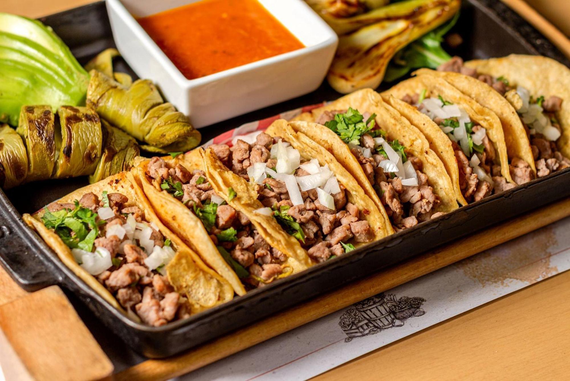 Camino Real Aeropuerto Hotel Kota Meksiko Bagian luar foto Tacos al pastor