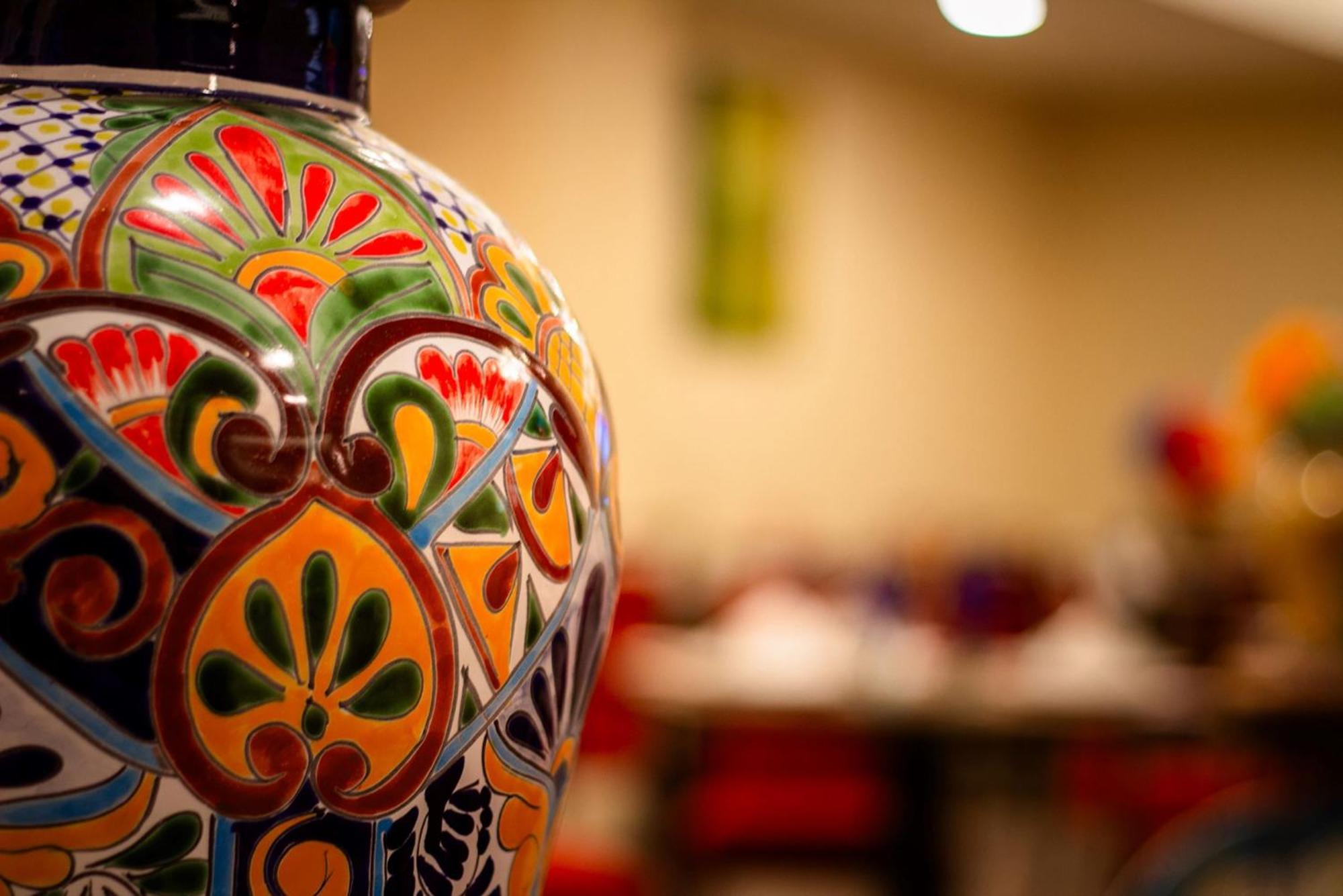 Camino Real Aeropuerto Hotel Kota Meksiko Bagian luar foto A typical Mexican pottery
