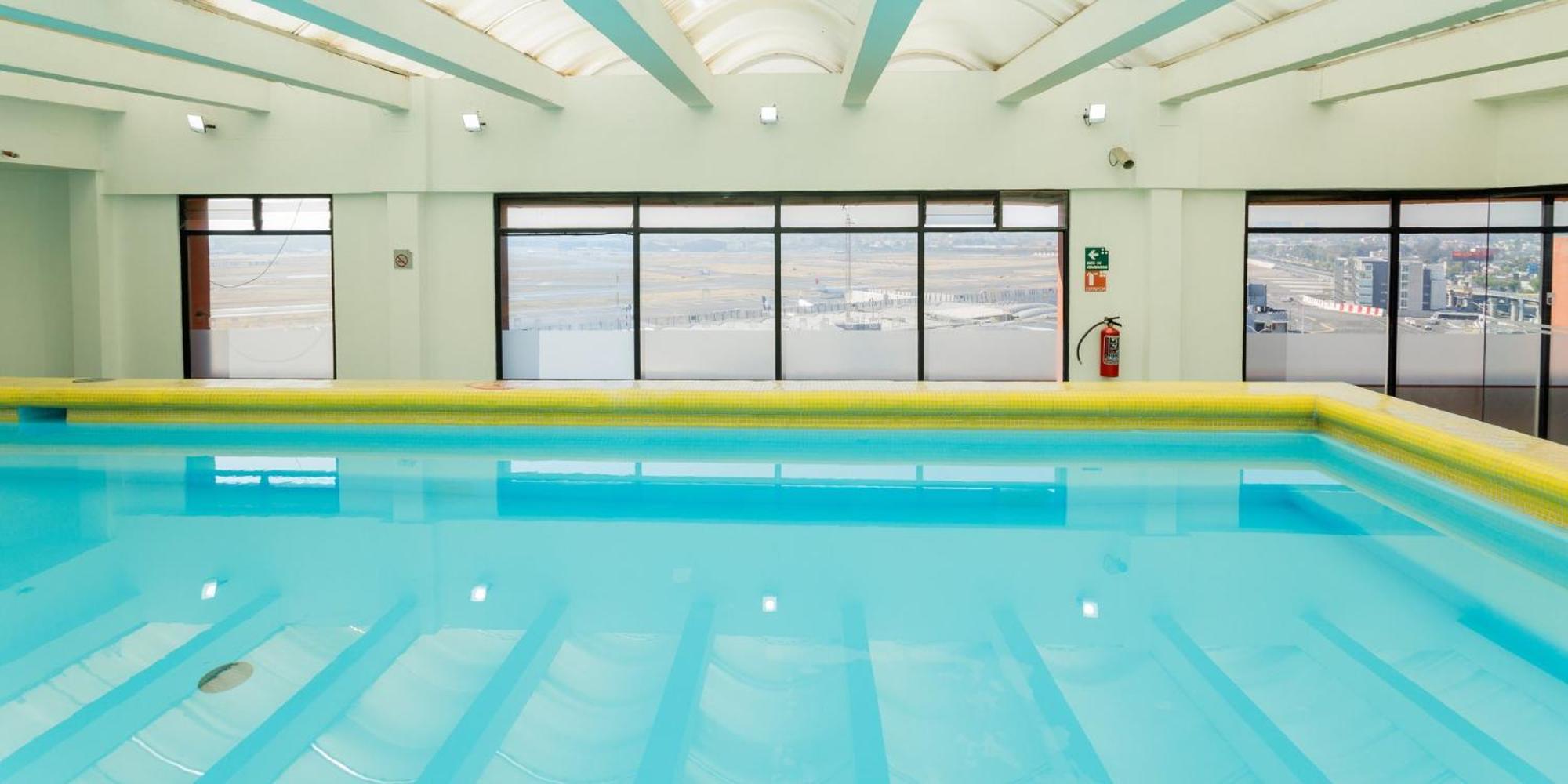 Camino Real Aeropuerto Hotel Kota Meksiko Bagian luar foto The swimming pool at the hotel
