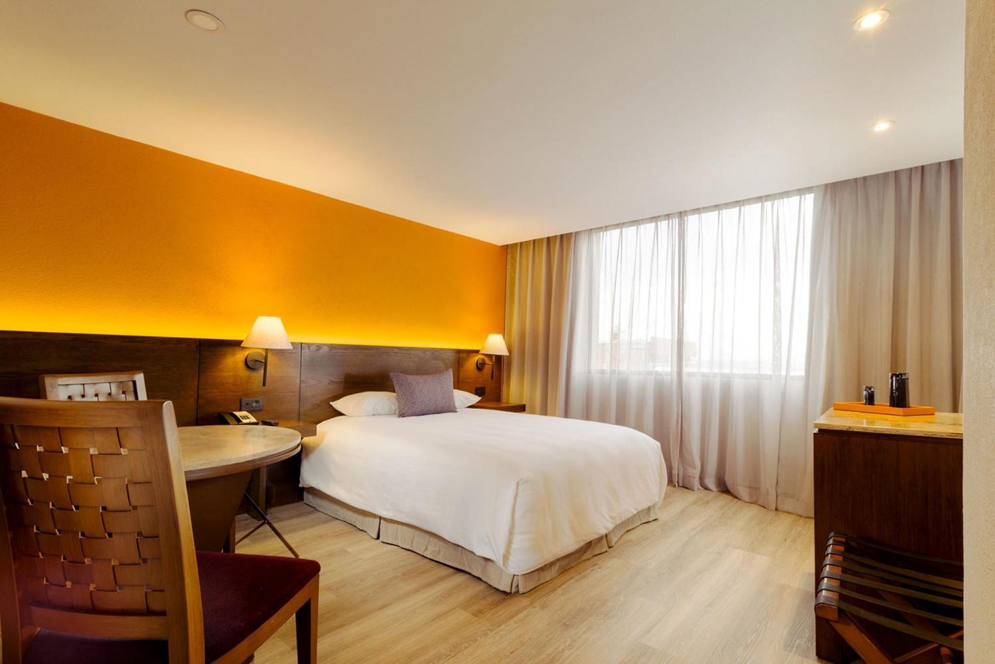 Camino Real Aeropuerto Hotel Kota Meksiko Bagian luar foto A room at the hotel